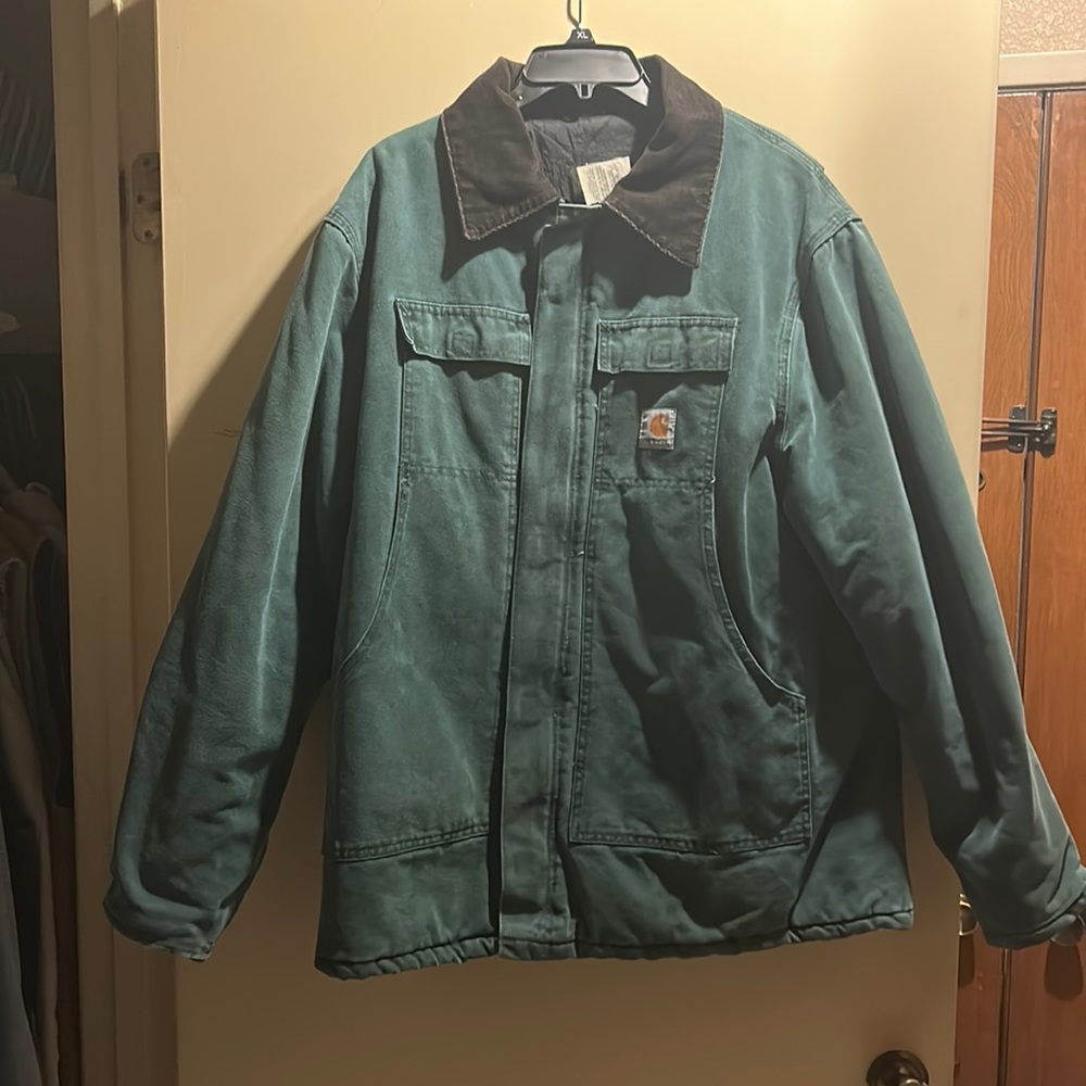 Vintage Carhartt men’s coat is in like new condition, size XXL , dark green